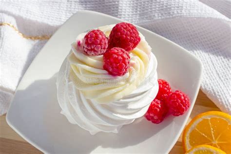 Bolo Branco De Mini Merengue Pavlova Framboesa Rosa Doce E Creme De