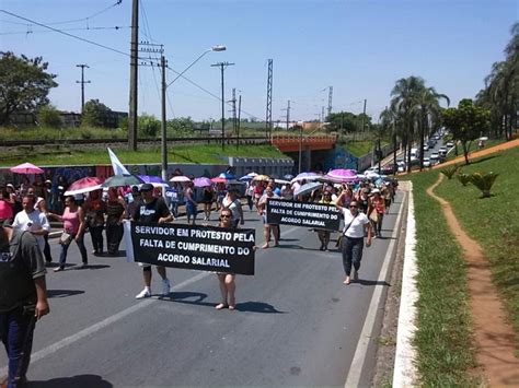 G1 Em greve servidores de Sumaré fazem ato para cobrar acordo