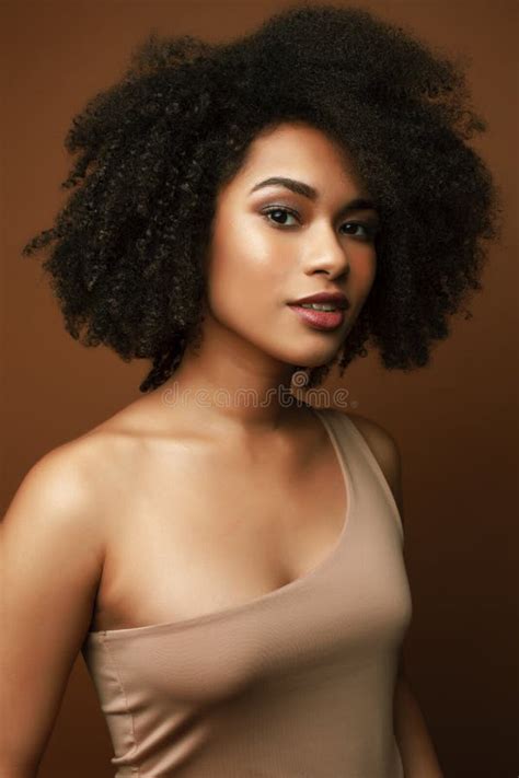 Jolie Jeune Femme Afro américaine Avec Des Cheveux Bouclés Posant Faire Des Gestes Gay Sur Les