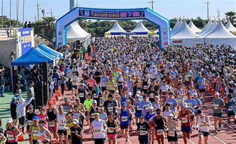 제주국제관광마라톤축제 4000여명 제주 해안 수놓다