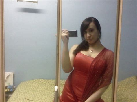 COOL INDIAN DAMSELS POSING RED HOT ZB Porn