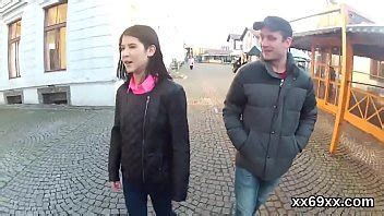 Compañero ayuda con chequeo de himen y montar a una virgen XVIDEOS