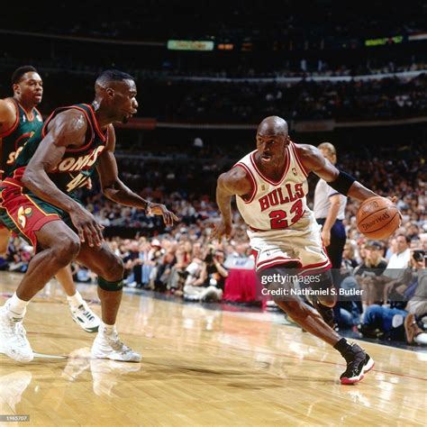 Michael Jordan of the Chicago Bulls drives baseline against Shawn ...