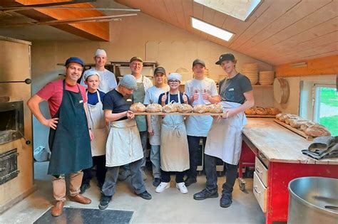 Konfirmanden aus Freiburg St Georgen backen Brot für Paraguay