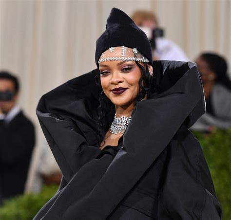 De lingerie preta Rihanna ostenta corpão em vídeo nas redes sociais Deusa Estrelando