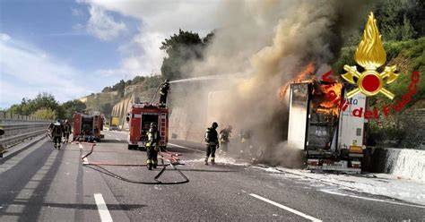 Camion in fiamme in A10 riaperto il tratto chiuso tra Prà e Arenzano