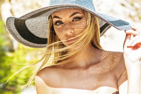 Hermosa Rubia Con Sombrero Y Viento En Su Pelo Imagen De Archivo