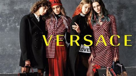 ジジ・ハディッド、ヴェルサーチの2017秋冬コレクションの広告塔に。 Vogue Japan