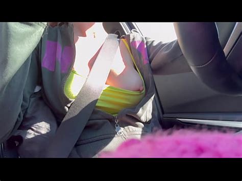 Artemisia Love MILF aux gros seins excitée en voiture à Los Angeles