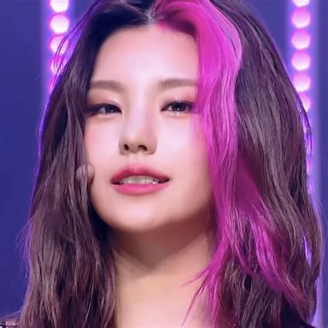 itzy yeji Pretty Babe, Itzy, Taylor, Queens, People, Hair, Quick ...