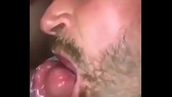 pequeño maricón comiendo sebo macho alfa XVIDEOS