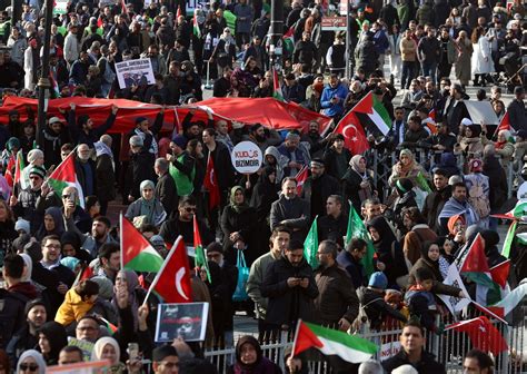 Veliki protest za Gazu u Istanbulu Rijeka ljudi marširala do Aja Sofije