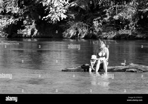 Mutter in bikini und sohn Schwarzweiß Stockfotos und bilder Alamy