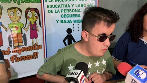 Ejemplar Joven No Vidente Se Grad A Como Abogado Y Escribano En