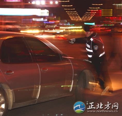 呼和浩特交警夜查酒驾：酒驾者驱车撞协勤 图 搜狐新闻