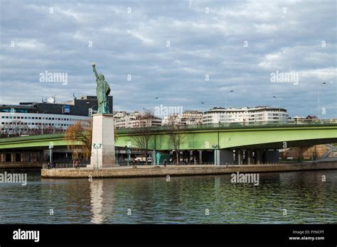 Grenelle Bridge And Libery Statue Paris Stock Photo Alamy