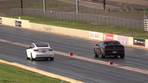 Dodge Challenger Srt Hellcat Challenges A Tesla Model 3 In A Drag Race