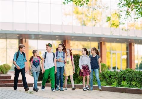 Grupo De Crianças Indo Para A Escola Juntos Foto Premium