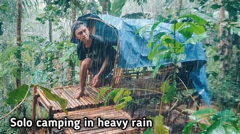 Solo Camping Hujan Deras Seharian Membangun Shelter Kepompong Tidur