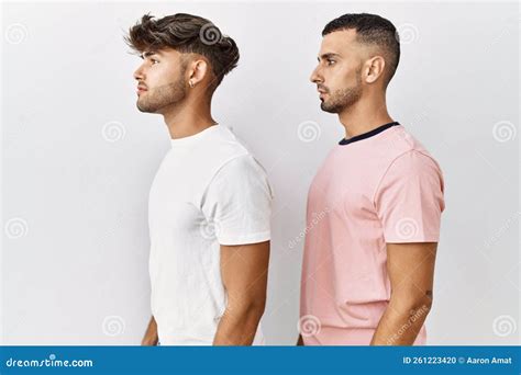 Jovem Casal Gay Parado Sobre O Fundo Isolado Olhando Para O Perfil De Relaxamento Lateral Posam