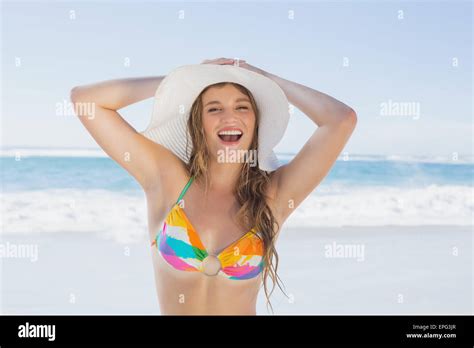 Belle Fille Sur La Plage Smiling In White Bikini Et Chapeau De Paille Photo Stock Alamy