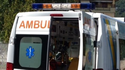 Tir Si Ribalta In Provincia Di Ancona E Finisce Su Ambulanza Morti