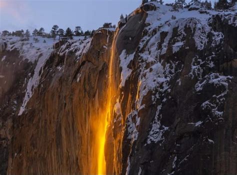 El increíble fenómeno de la cascada de fuego en el parque Yosemite