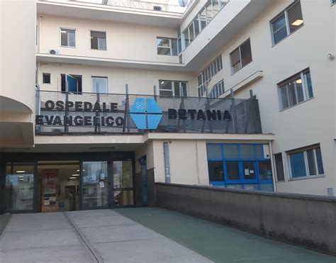 Napoli Ospedale Villa Betania Aggredisce Vigilante E Prende A Calci L