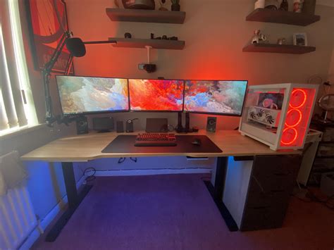 WFH / Gaming triple monitor stand / sit desk : r/setups