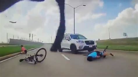 Video Momento En Que Atropellan A Ciclistas Y Camioneta Pasa Encima