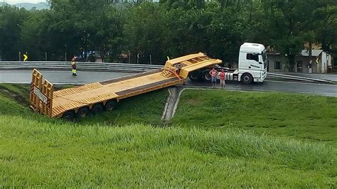 Carreta Derrapa Em Curva E Sai Da Pista Em Retorno Da Via Dutra Em