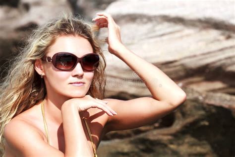Joli Femme En Bikini Et Glaces Photo stock Image du océan extérieur 24715614