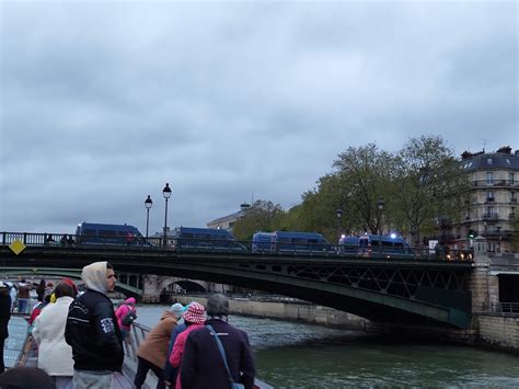 What happened here? : r/paris