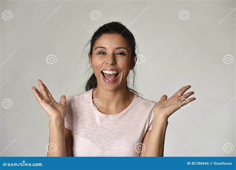 Retrato De La Mujer Latina Hermosa Y Feliz Joven Con La Sonrisa Dentuda Grande Emocionada Y