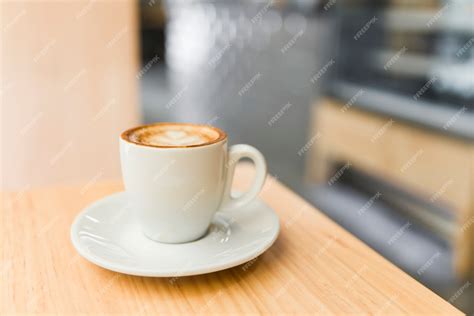 Gros Plan De Café Latte Sur Table En Bois Photo Gratuite