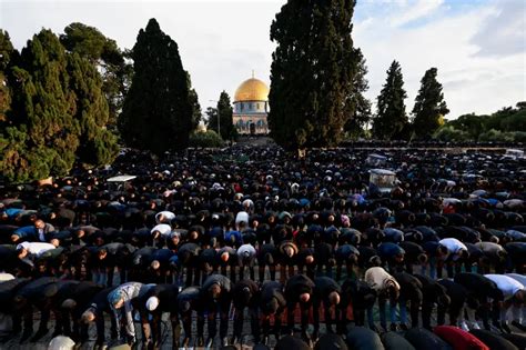 Meski Dibatasi Israel Ribu Warga Palestina Shalat Idul Fitri Di