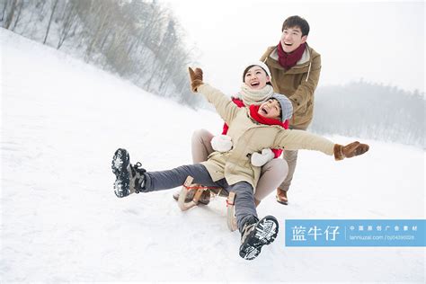 快乐的一家人在雪地上玩雪橇 蓝牛仔影像 中国原创广告影像素材