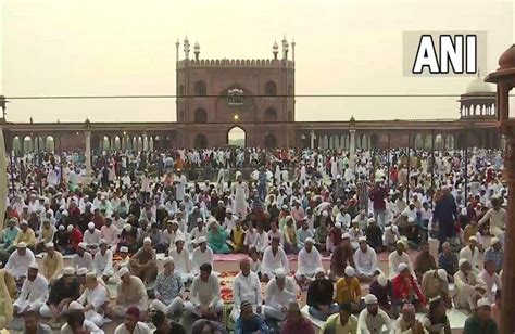 ईद उल अज़हा के मौके पर बड़ी संख्या में लोगों ने जामा मस्जिद में अदा की नमाज Eidaladha Delhi