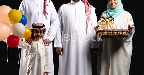 Portrait of a Saudi Arabian Gulf family dressed in Saudi traditional ...