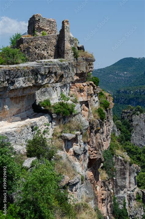 Vista Del Castillo De Siurana Medio En Ruinas Frente A Un Acantilado En