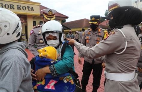 Inovasi Satlantas Polresta Bogor Berikan Safety Belt Untuk Pengendara