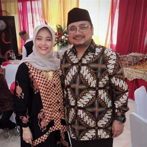 7 Potret Mesra Menteri Agama Yaqut Cholil Qoumas Dan Istri Romantis