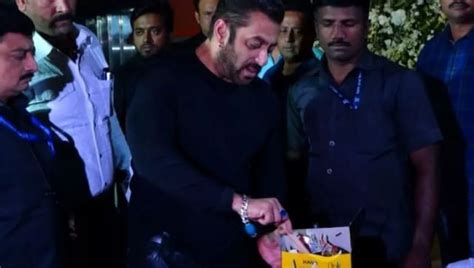 Watch Salman Khan Rings In His Th Birthday With Niece Ayat