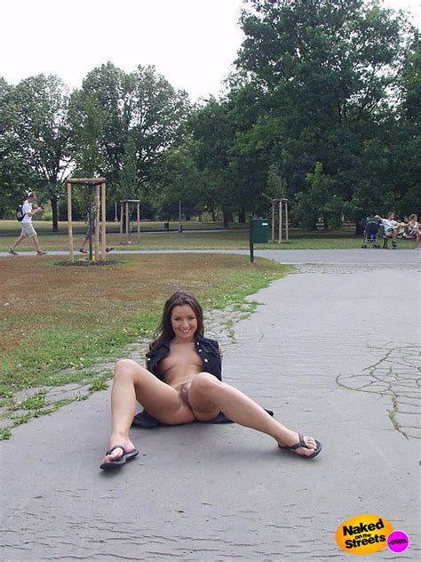 Hot Brunette Gets Naked In The Middle Of A Crowded Parc NakedOnTheStreets