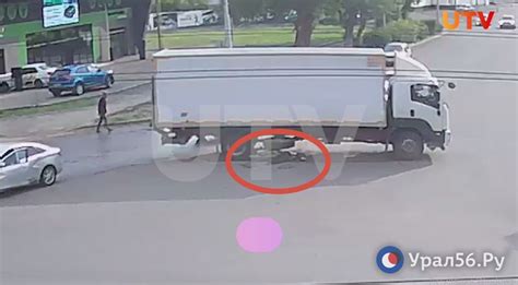 Грузовик проехал по велосипедисту в Оренбурге, мужчина попал в слепую ...