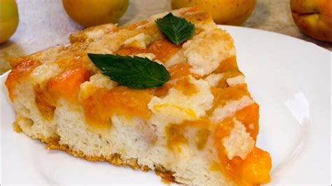 Шарлотка с абрикосами, миндалем: рецепт домашней выпечки