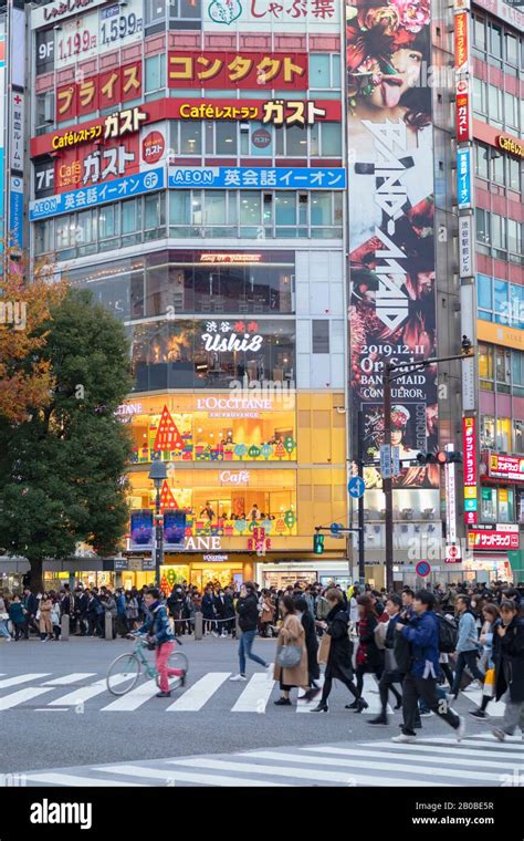 People crossing Shibuya Crossing, Shibuya, Tokyo, Japan Stock Photo - Alamy