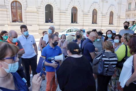 Reggio Calabria Protesta A Piazza Italia Dei Lavoratori Delle