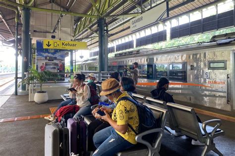 Kondisi Stasiun Gambir Mulai Lengang Pada H 1 Lebaran 2023