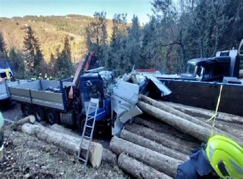 Montagna Tir Carico Di Legname Si Ribalta Su Un Camion Portale Radio